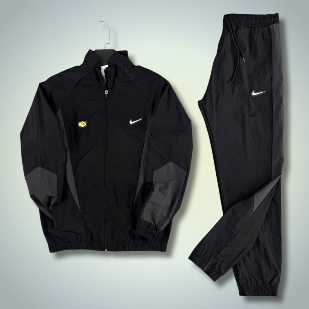 Nike TN muški vodootporni trenirka, crna s bijelim logom. Premium