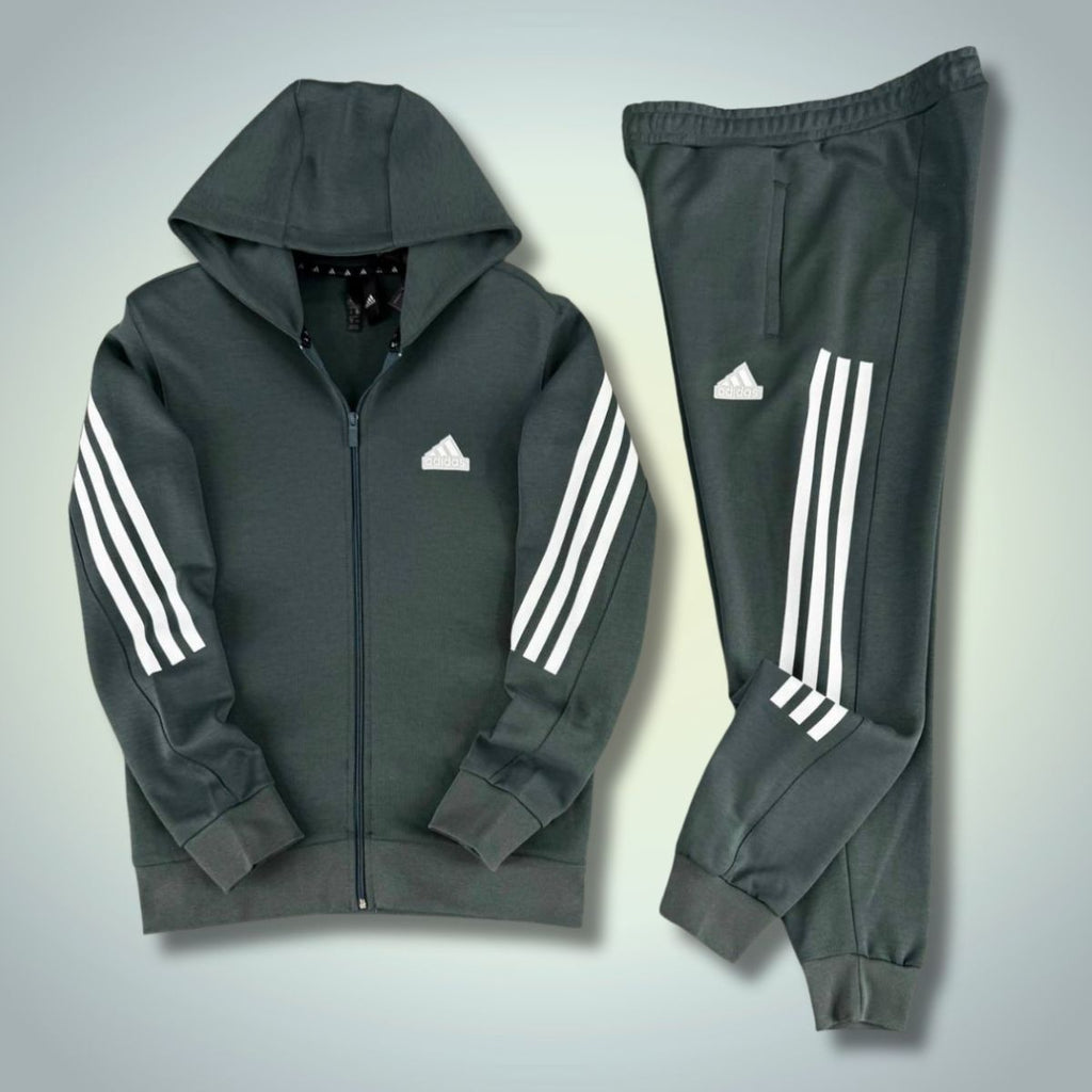 Adidas muška trenirka 2025, okomite pruge, kaduljasto zelena. Premium kvaliteta