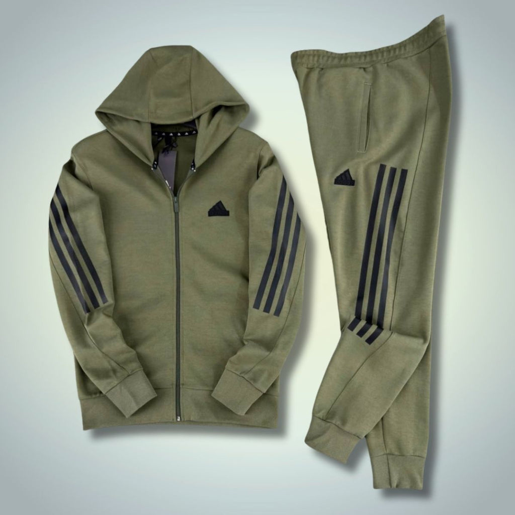 Adidas muška trenirka 2025, okomite pruge, maslinasto zelena. Premium kvaliteta