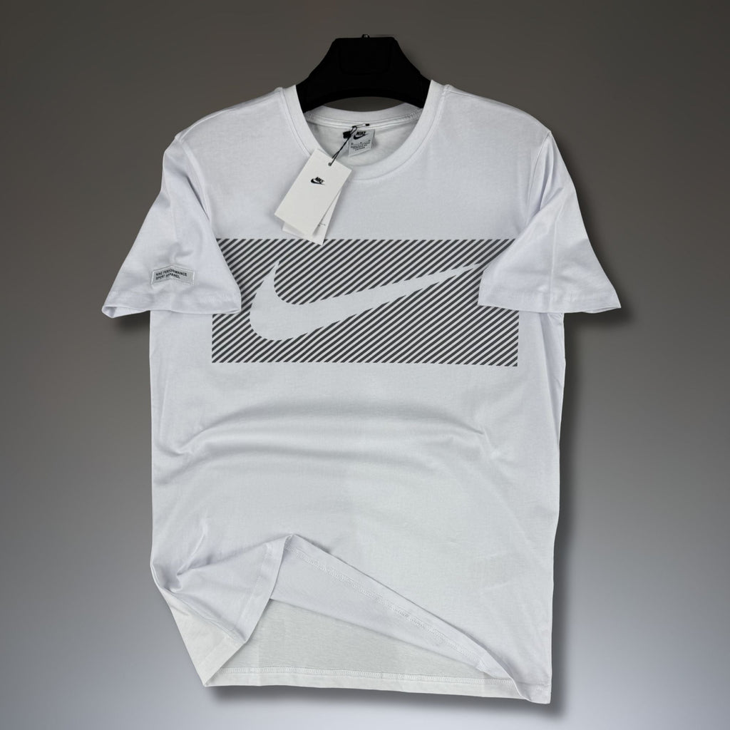 Muška bijela Nike Performance majica. Premium kvaliteta