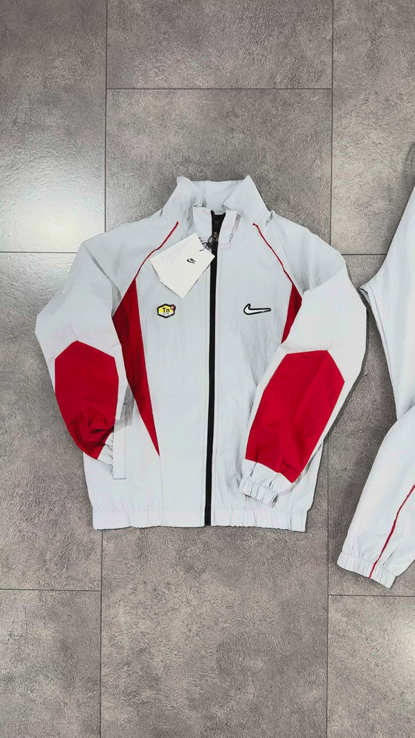 Nike TN dječja vodootporna trenirka, svijetlo siva - crvena. Vrhunska kvaliteta